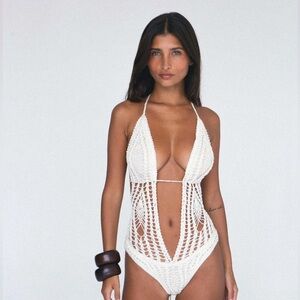 Indah Corazon One Piece (Ivory)